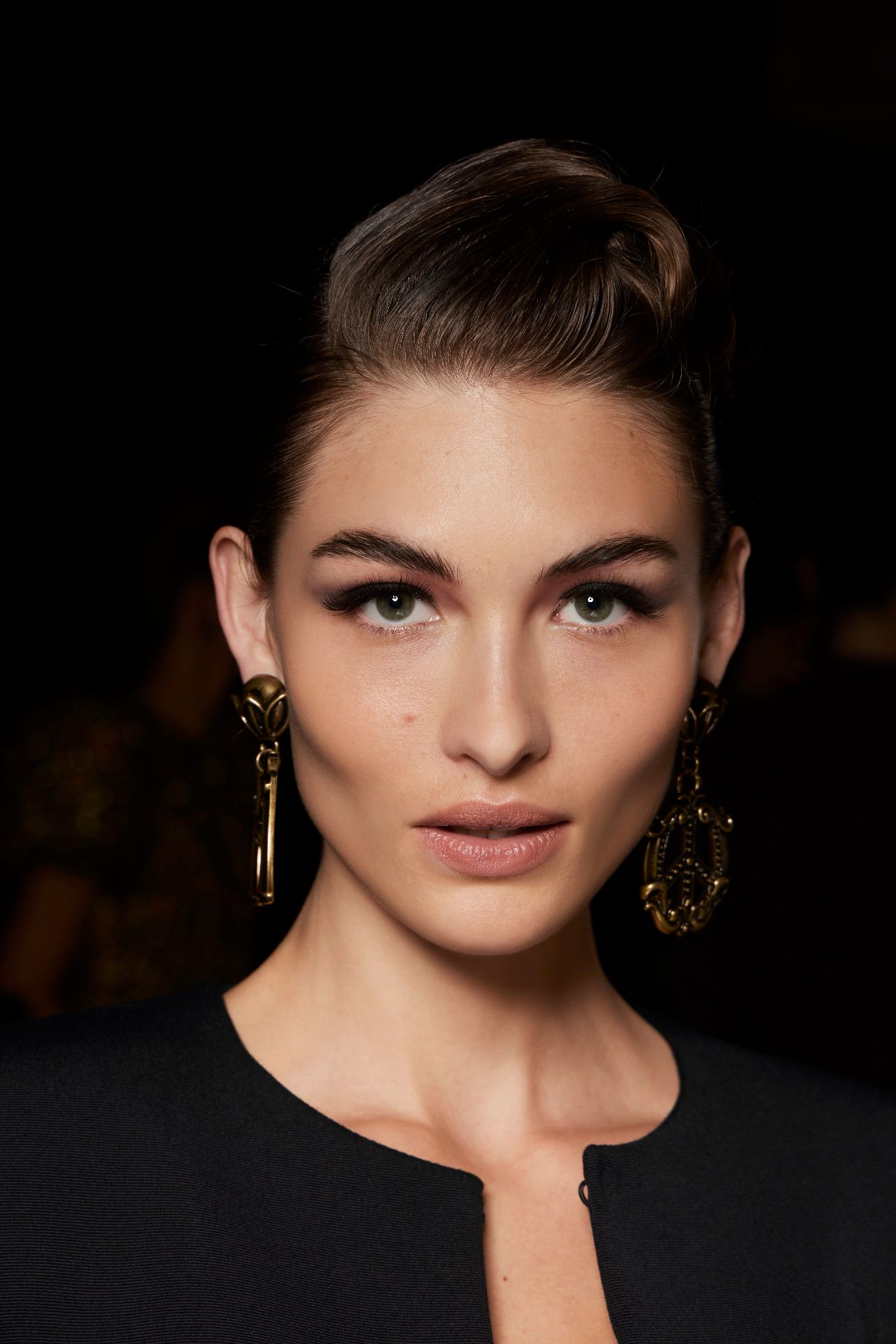 اكتشفي جاذبية الشتاء: طريقة مكياج بني خفيف لعام 2023 - مجلة هي